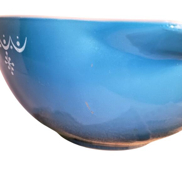 Vintage Pyrex 1.5 Quart Blue Snowflake Garland Cinderella Casserole Dish/ Bowl - Picture 4 of 9